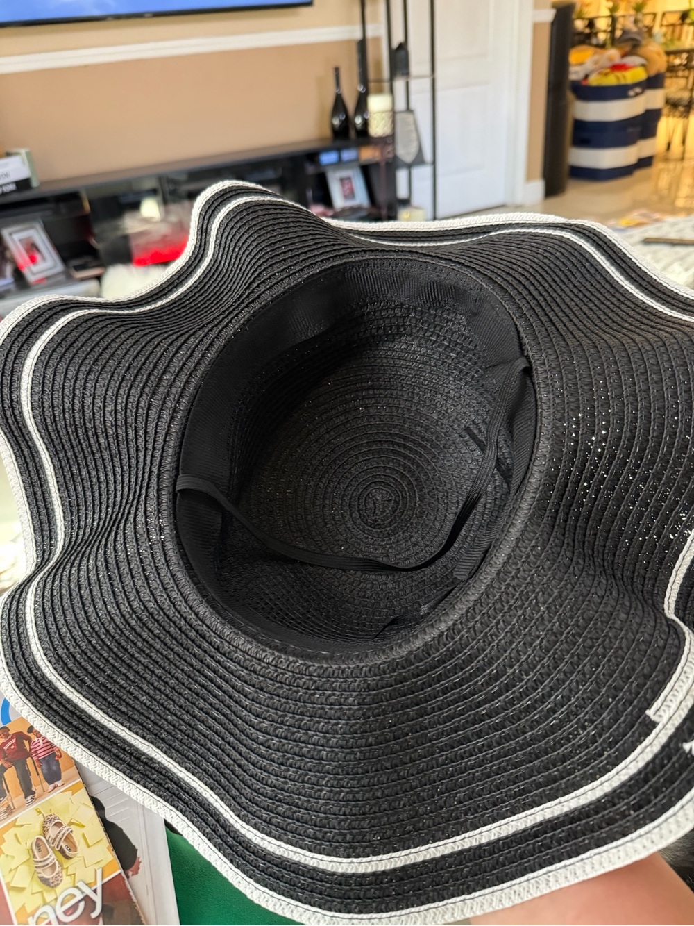 Elegant Black Wide-Brim Pearl Trim Sun Hat with Floral Accent - Picture 4 of 7